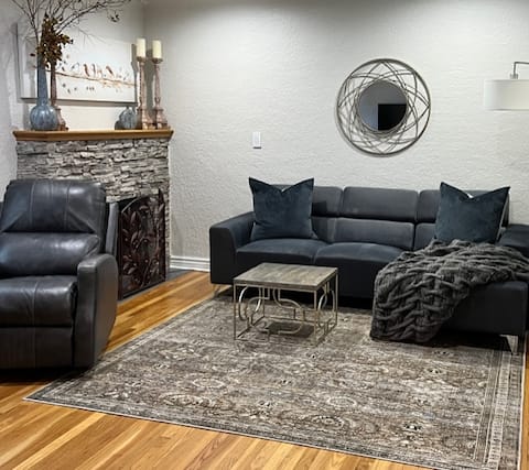 Top Airbnb: Clean Private Mid-Century Modern Park House Gem in Pueblo