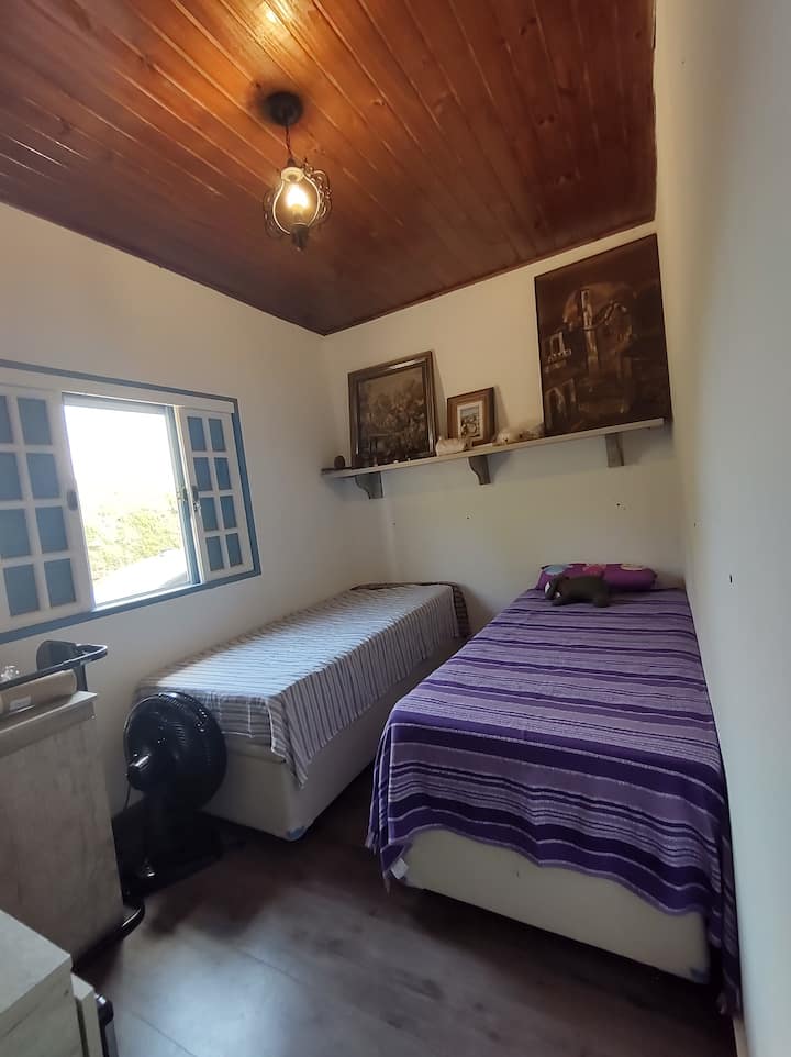Chumba cha kijamii kilicho na vitanda viwili vya boksi ambavyo vinaweza kuwa viwili
