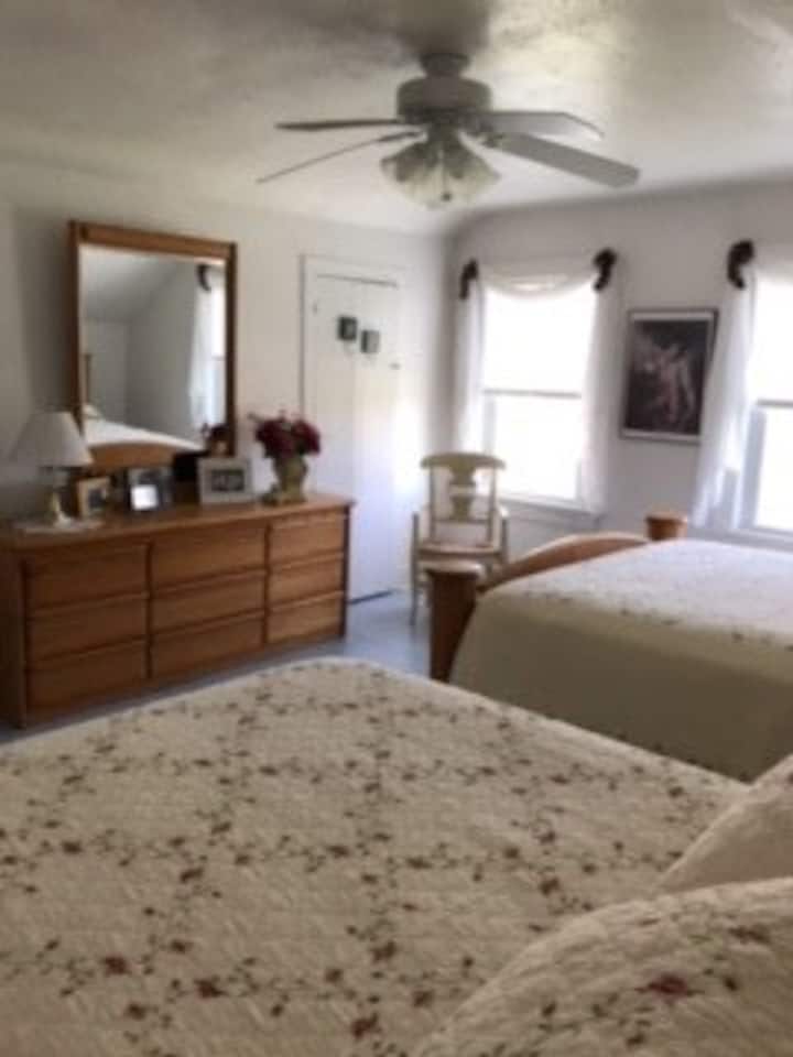 Chumba cha kulala Nambari 3 na malkia mmoja na kitanda kimoja cha ukubwa kamili.