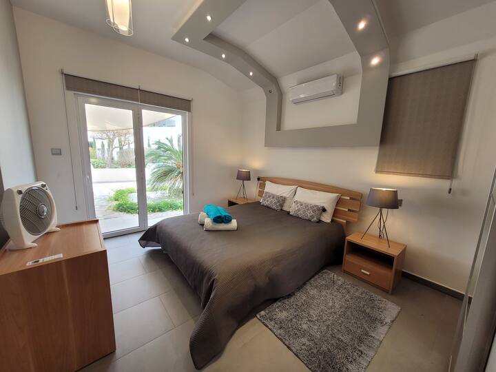 Chumba cha kulala cha watu wawili kilichojengwa kwenye wodi na ufikiaji wa ua