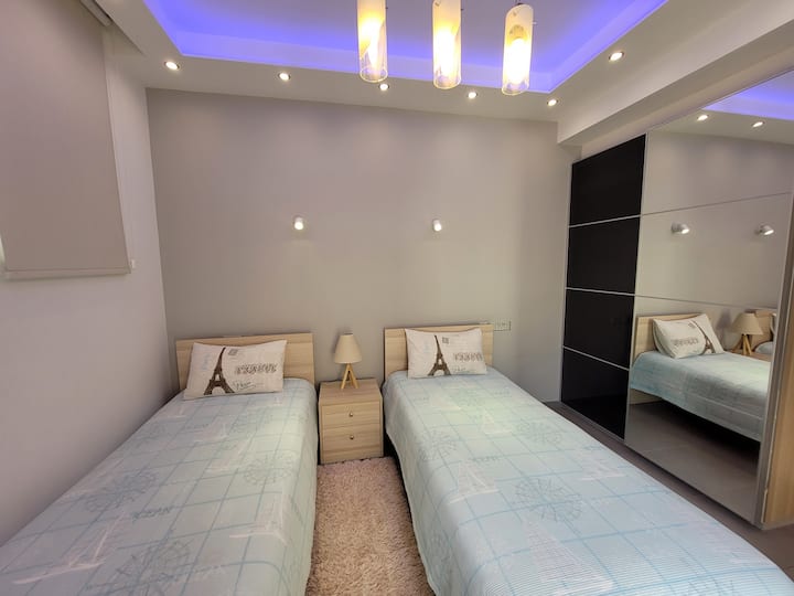 Chumba kimoja cha kulala kilichojengwa kwenye wodi na bafu na ufikiaji wa ua