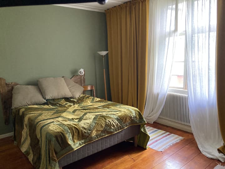 Spálňa so 140 cm posteľou. Spálňa s veľkou posteľou (140 cm).