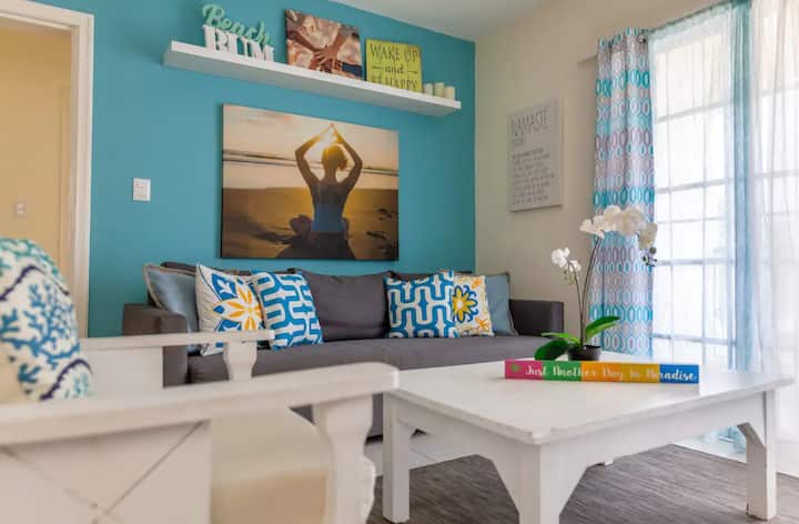 Unapoketi sebuleni, fanicha nzuri na muundo wa kupendeza hufanya iwe rahisi kupumzika.