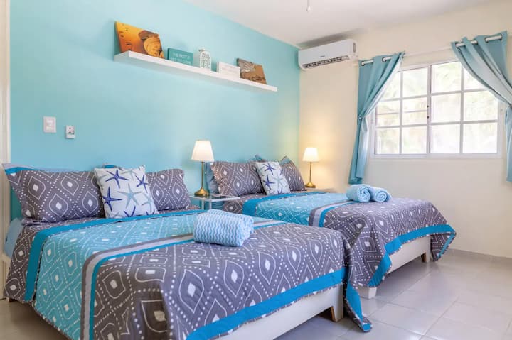 Chumba cha kulala kina patakatifu pa utulivu, ambapo unaweza kupumzika na kupumzika kwa starehe na mtindo.