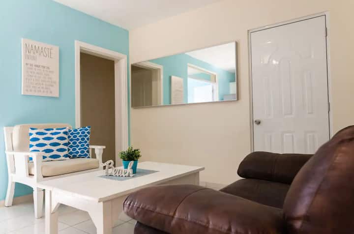 Sebule angavu na yenye hewa safi yenye viti vya kifahari, televisheni kubwa na mapambo yenye ladha nzuri, na kuunda sehemu nzuri kwa ajili ya mapumziko na burudani.