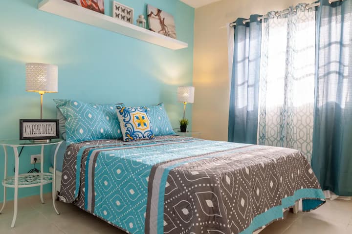 Chumba cha kulala kina patakatifu pa utulivu, ambapo unaweza kupumzika na kupumzika kwa starehe na mtindo.