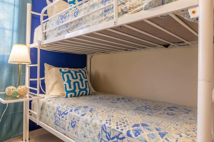 Unapoingia kwenye chumba cha kulala, matandiko yenye starehe na mazingira ya amani huunda mapumziko bora kuanzia siku hiyo.