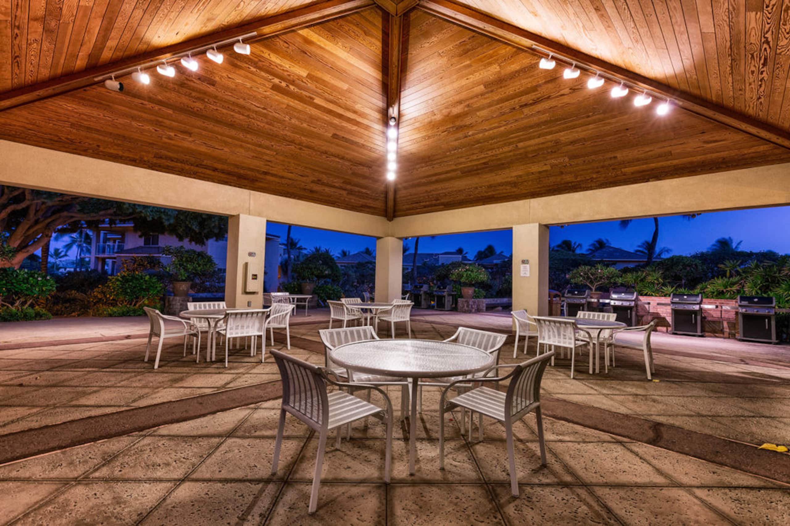 Ocean View Penthouse with huge wrap around lanai. - Photo 24