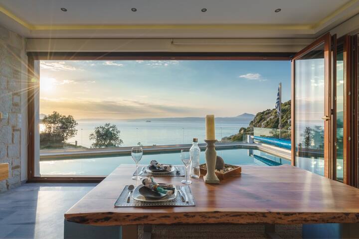 Beach front ★Heated Pool★Gym & Sauna★Walk to all gallery image 2