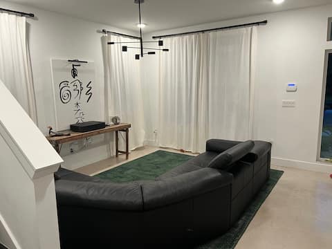 Popular Airbnb listing: Historic Retreat-Modern Interior in Springfield