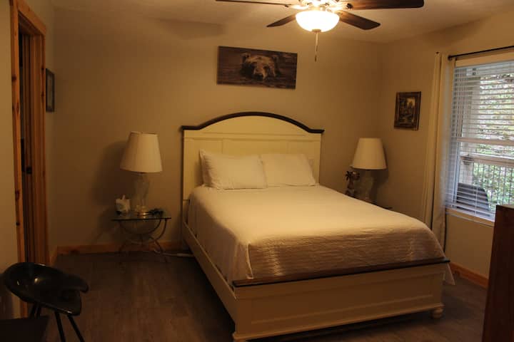 เตียงควีนไซส์ในห้องนอนที่ 2
