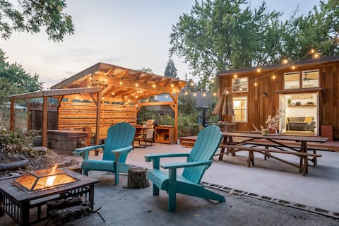 TinyHouse Oasis-HotTub-Bikes-FirePit-BBQ-Projector