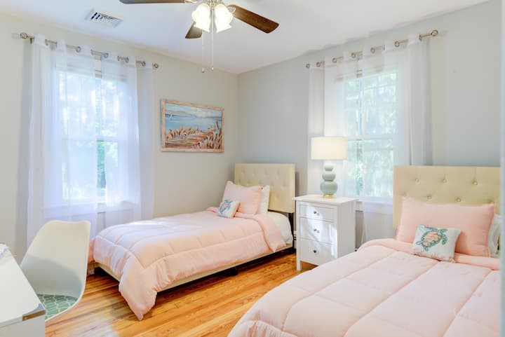 Cuarto dormitorio con dos camas individuales y escritorio.
