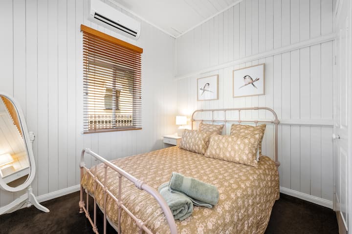 غرفة نوم تضم سرير كوين - مكيف هواء بالدورة العكسية ومبنية في خزانة الملابس. 