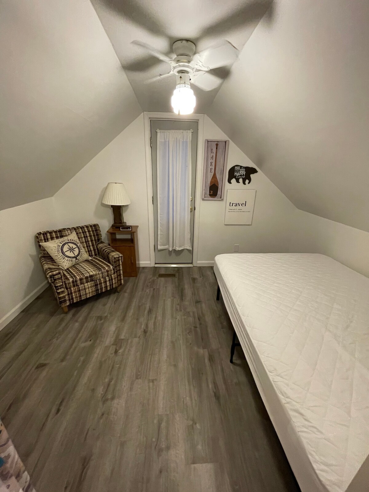 Madrac pune veličine s vratima koja vode na vanjsku terasu i stepenicama do donjeg kata. Razdjelnik zavjesa na vrhu unutrašnjih stepenica. Nema gornjih vrata. 