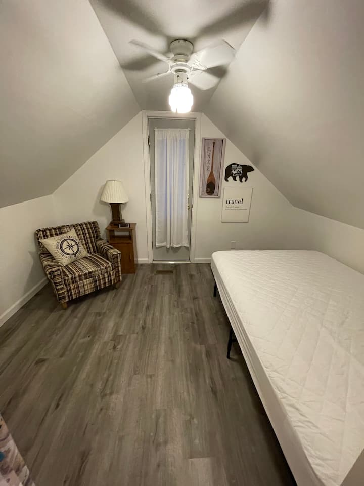 مرتبة كاملة الحجم مع باب للسطح الخارجي والسلالم إلى الطابق السفلي. فاصل الستائر أعلى الدرجات الداخلية. لا يوجد باب علوي. 