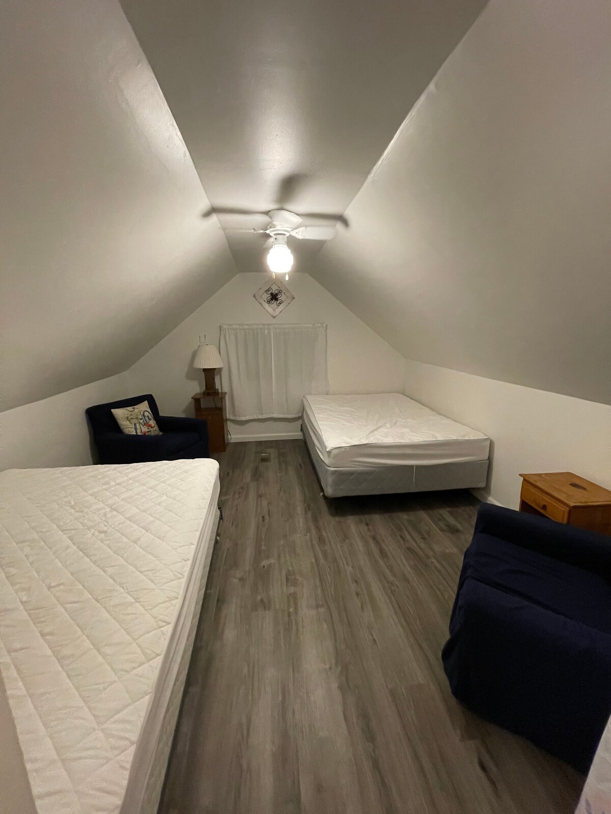 Spavaća soba lijevo od stepenica.  Dva bračna kreveta. Raspodjela zavjesa na vrhu stepenica