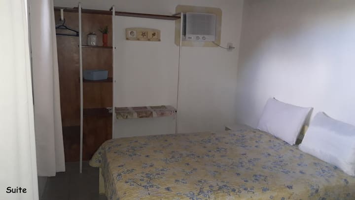 Sonno rigenerante nella suite con bagno privato e aria condizionata