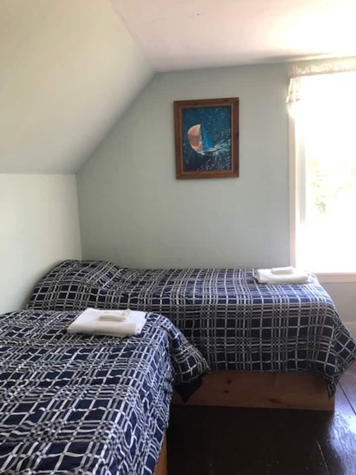 Habitación perfecta para los niños o amigos. Tiene un 1/2 baño a pocos pasos