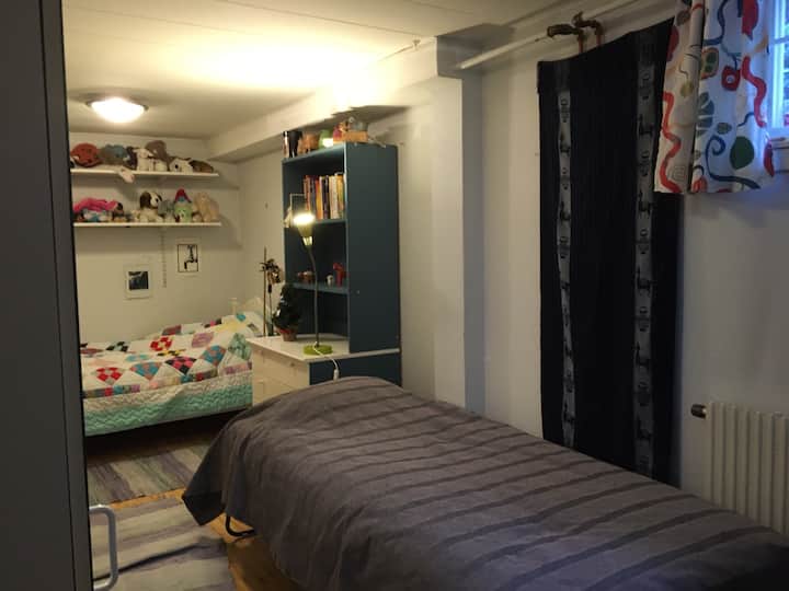 Spálňa ,dve samostatné lôžka, priľahlá toaleta
