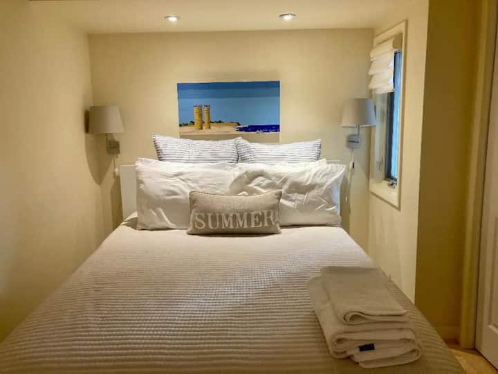 Bedroom 2 with Queen Bed