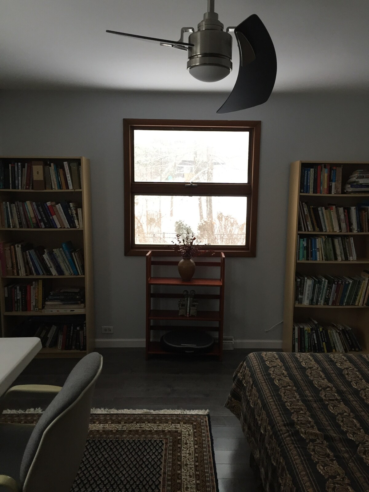 第二间卧室。头顶风扇。