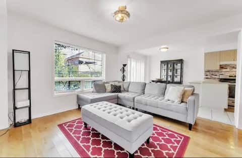 Top performing Airbnb: 4-Bedroom Upper Level Home in a prime location in Lisgar