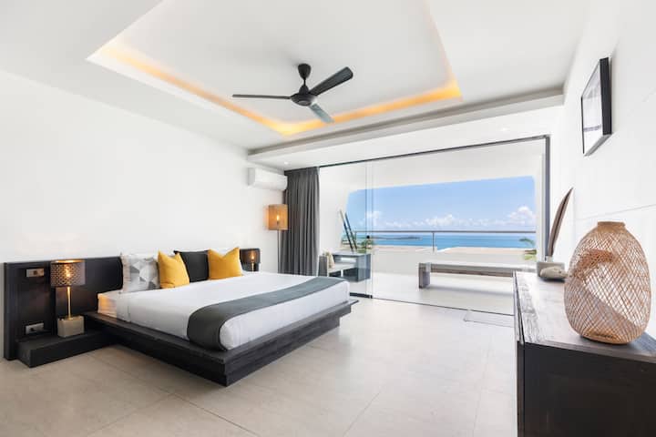 غرفة النوم الرئيسية 1، بما في ذلك سرير فاخر بمقاس كينج وحمامك الشخصي الخاص ومراحيضك وخزينة شخصية وتراس.