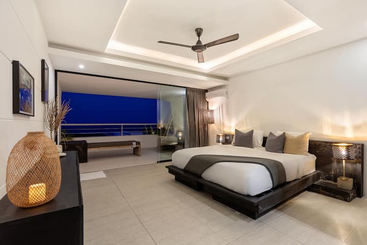 غرفة النوم الرئيسية 2 في الليل، بما في ذلك سرير فاخر بحجم كينغ - أو سريرين مفردين - وحمامك ومراحيضك الشخصية وخزنة شخصية وتراس.