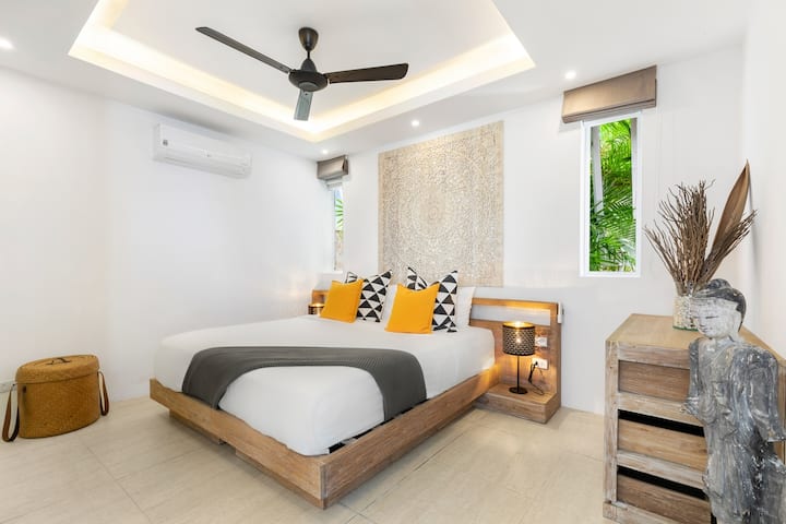 غرفة النوم 3، بما في ذلك سرير فاخر بحجم كينج - أو سريرين مفردين - وحمامك الشخصي ومراحيضك وخزنة. 