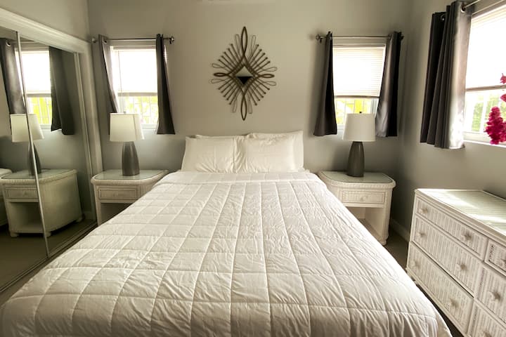 Second bedroom with:
- mirrored closet 
- Smart TV
- individual AC
- combination lock safe