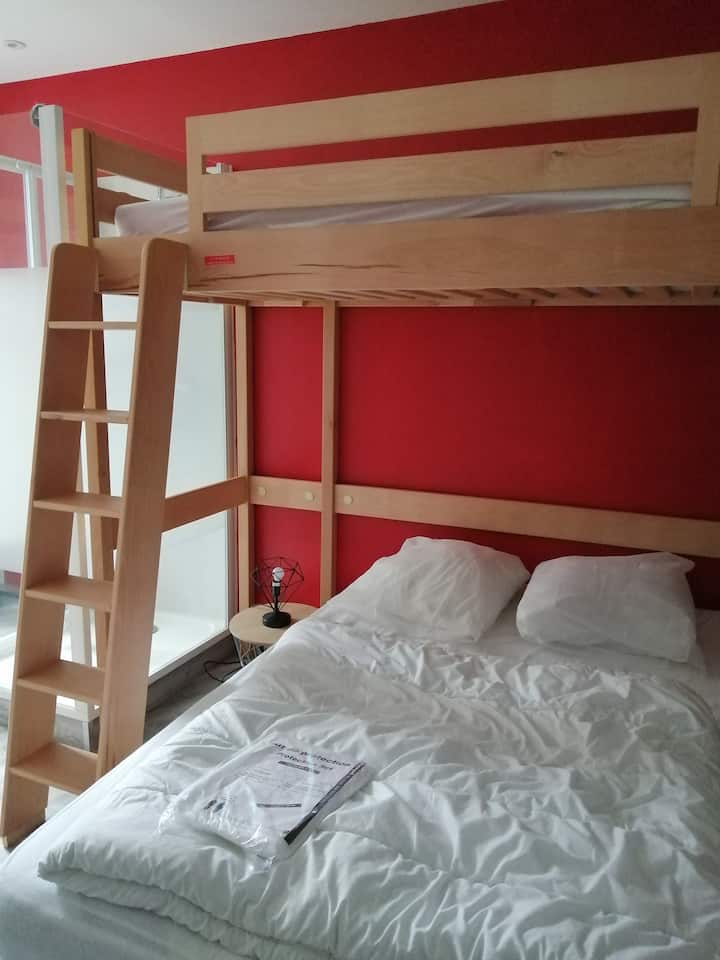 Chumba cha kulala cha 1, chumba chekundu cha st emilion.

Chumba cha kulala kilicho na kitanda cha mezzanine cha sentimita 80* 200, hakuna watoto chini ya umri wa miaka 6.