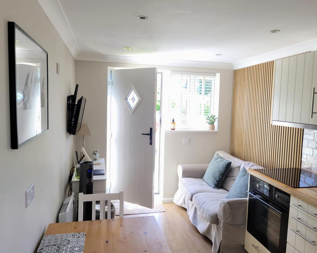 Successful Airbnb property: Self contained annexe with many features in South Oxfordshire