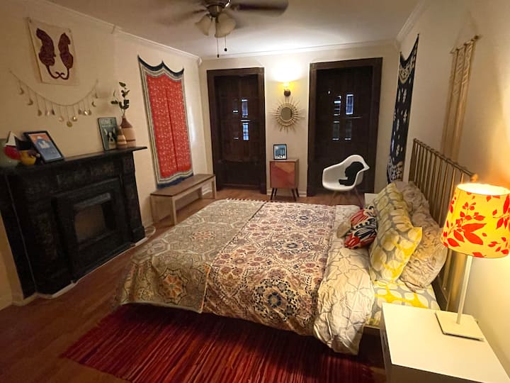 Spavaća soba s, doduše, a ne, djelotvornim roletnama za privatnost (ali svi smo na taj način kad imamo više od 100 godina, zar ne?)