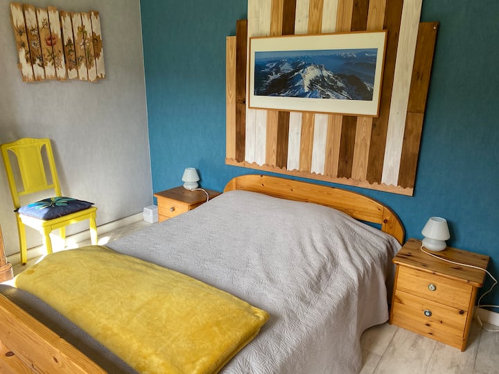 Tweepersoonsbed in slaapkamer