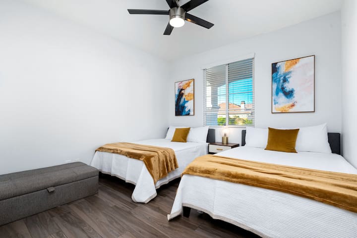 חדר שינה מס '2: שתי מיטות זוגיות וספה נפתחת זוגית עם חדר רחצה במסדרון. 