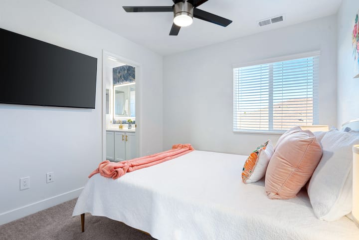 חדר שינה מס '3: מיטת קווין סייז עם חדר רחצה במסדרון