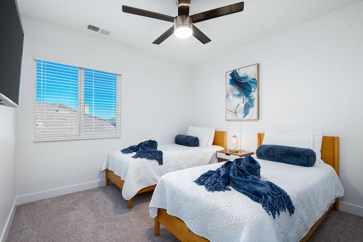 חדר שינה מס '5: שתי מיטות יחיד עם חדר רחצה משותף במסדרון