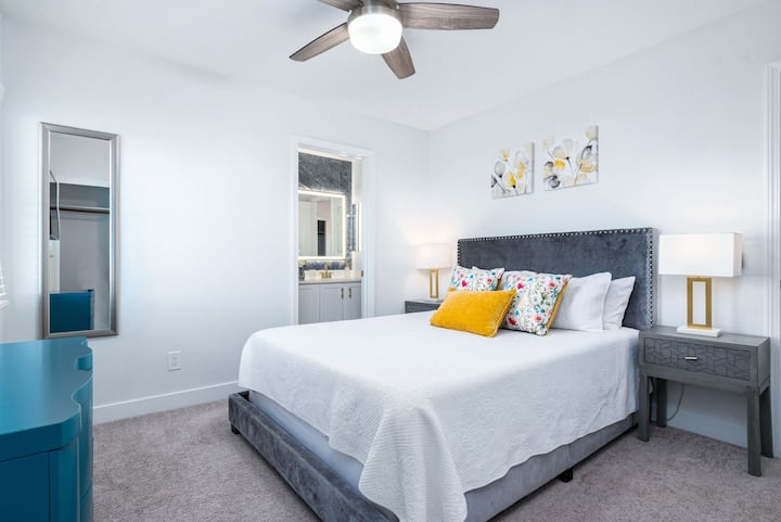 חדר שינה מס '4: מיטת קווין סייז עם חדר רחצה במסדרון, טלוויזיה חכמה 42 אינץ'