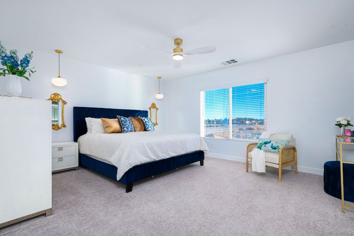 חדר שינה ראשי: מיטת קינג סייז עם חדר רחצה פרטי, טלוויזיה חכמה 75 אינץ'