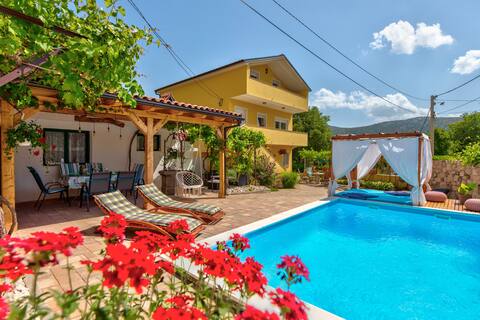 Holiday home in a quiet location with pool & wifi