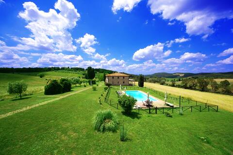 Luxury villa, chef, massage, yoga, home shopping