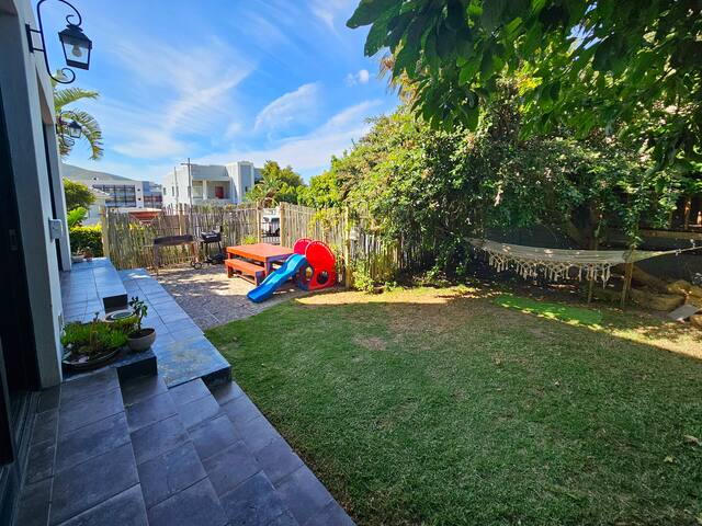 Beautiful home in trendy area with views & hot tub gallery image 4