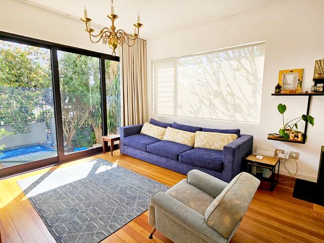 Beautiful home in trendy area with views & hot tub gallery image 3