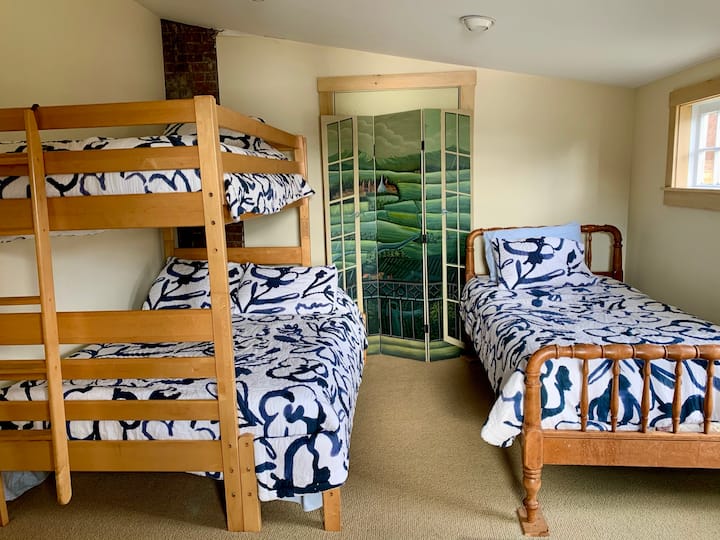 两张单人床和一张全尺寸床