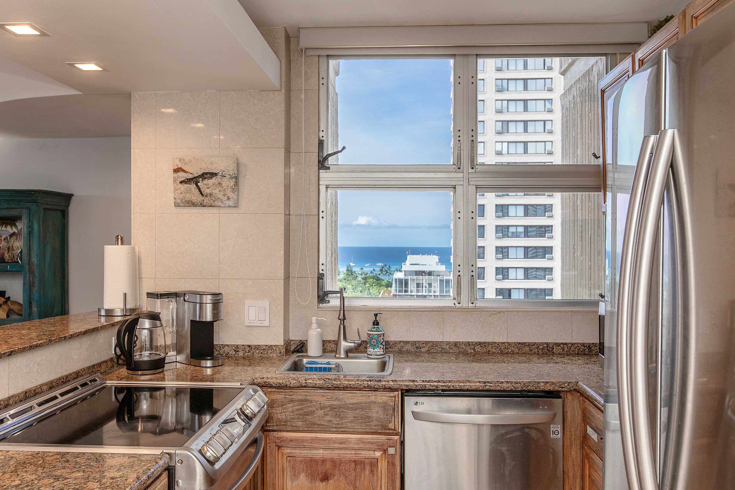 Condo in Honolulu · ★4.93 · 2 bedrooms · 4 beds · 2 baths - Image 6