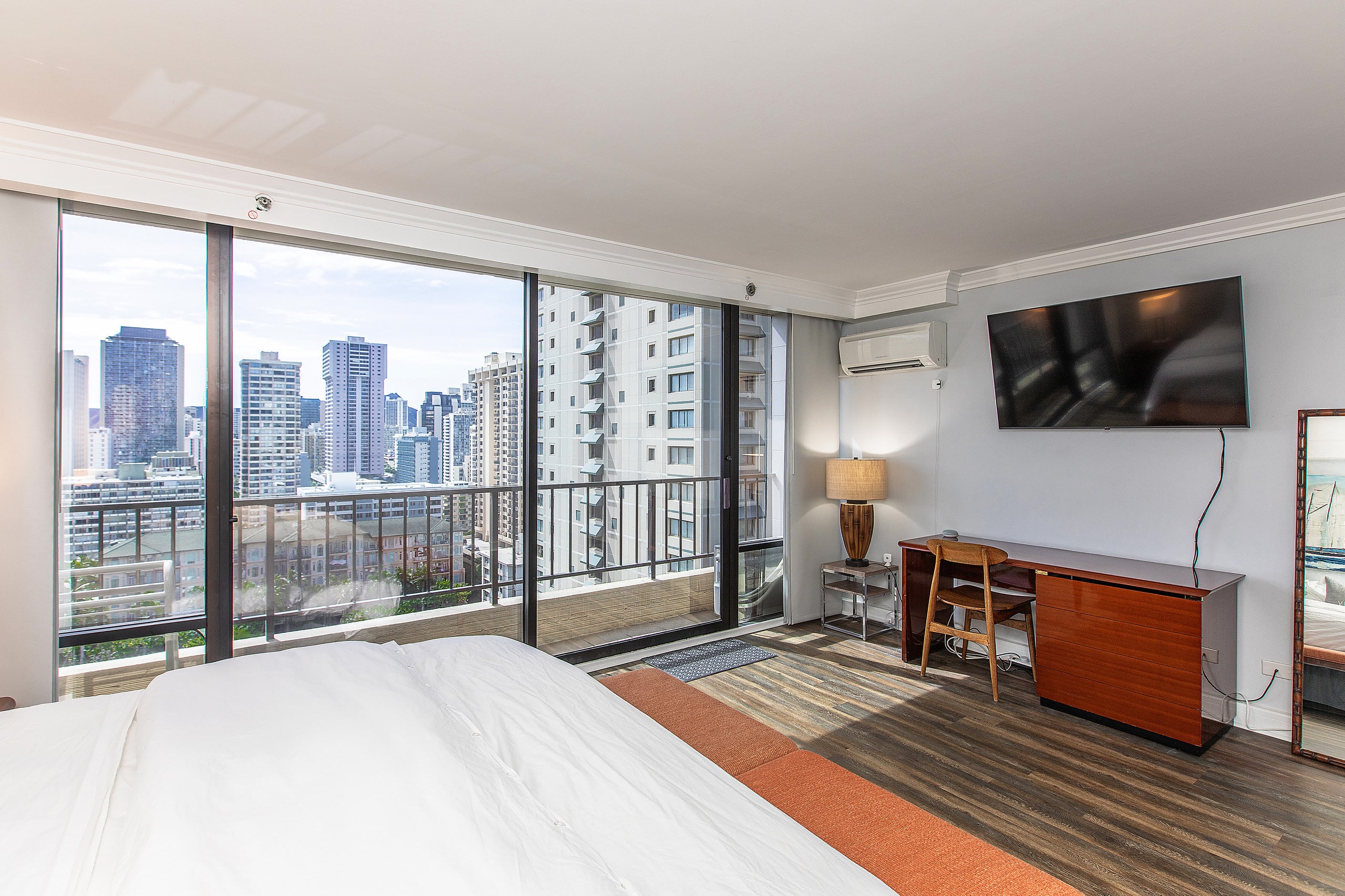 Condo in Honolulu · ★4.93 · 2 bedrooms · 4 beds · 2 baths - Image 9