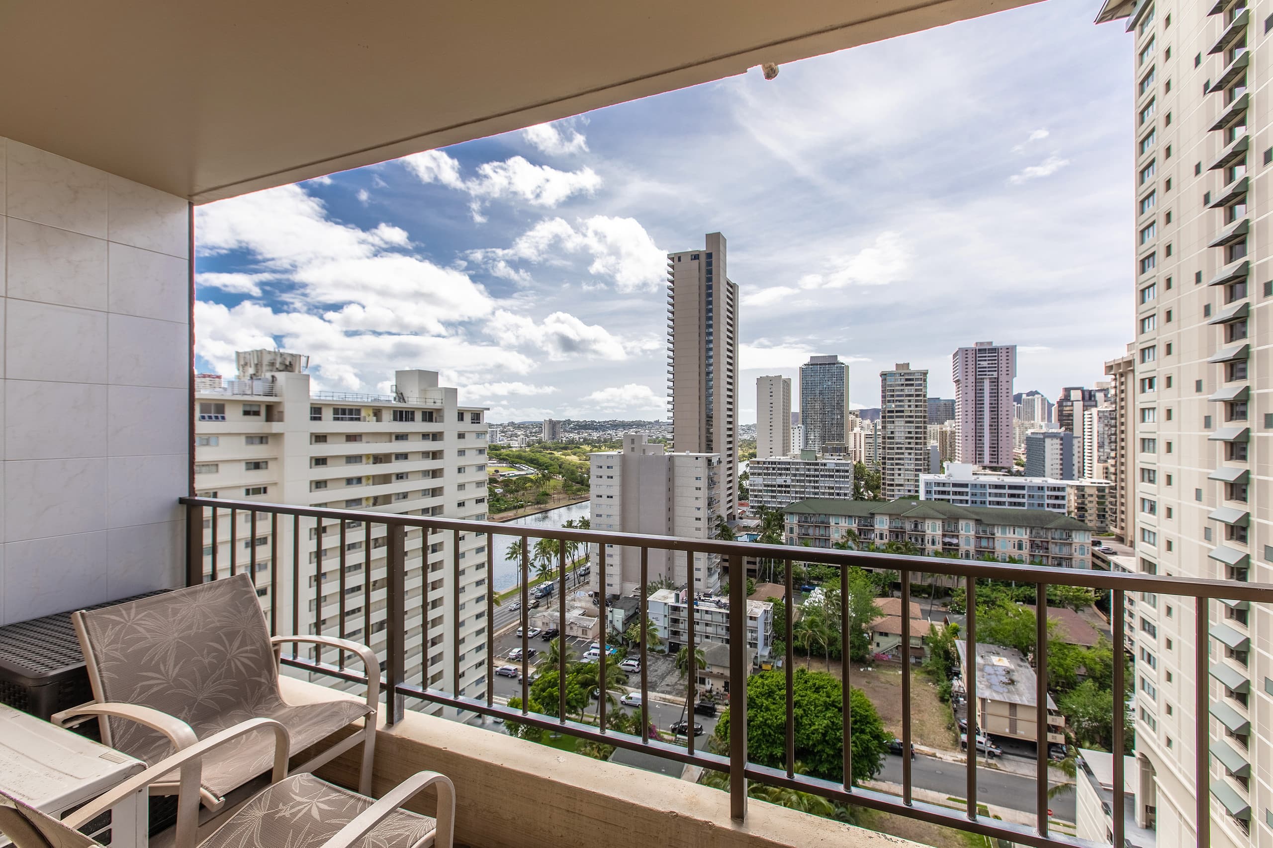 Condo in Honolulu · ★4.93 · 2 bedrooms · 4 beds · 2 baths - Image 18
