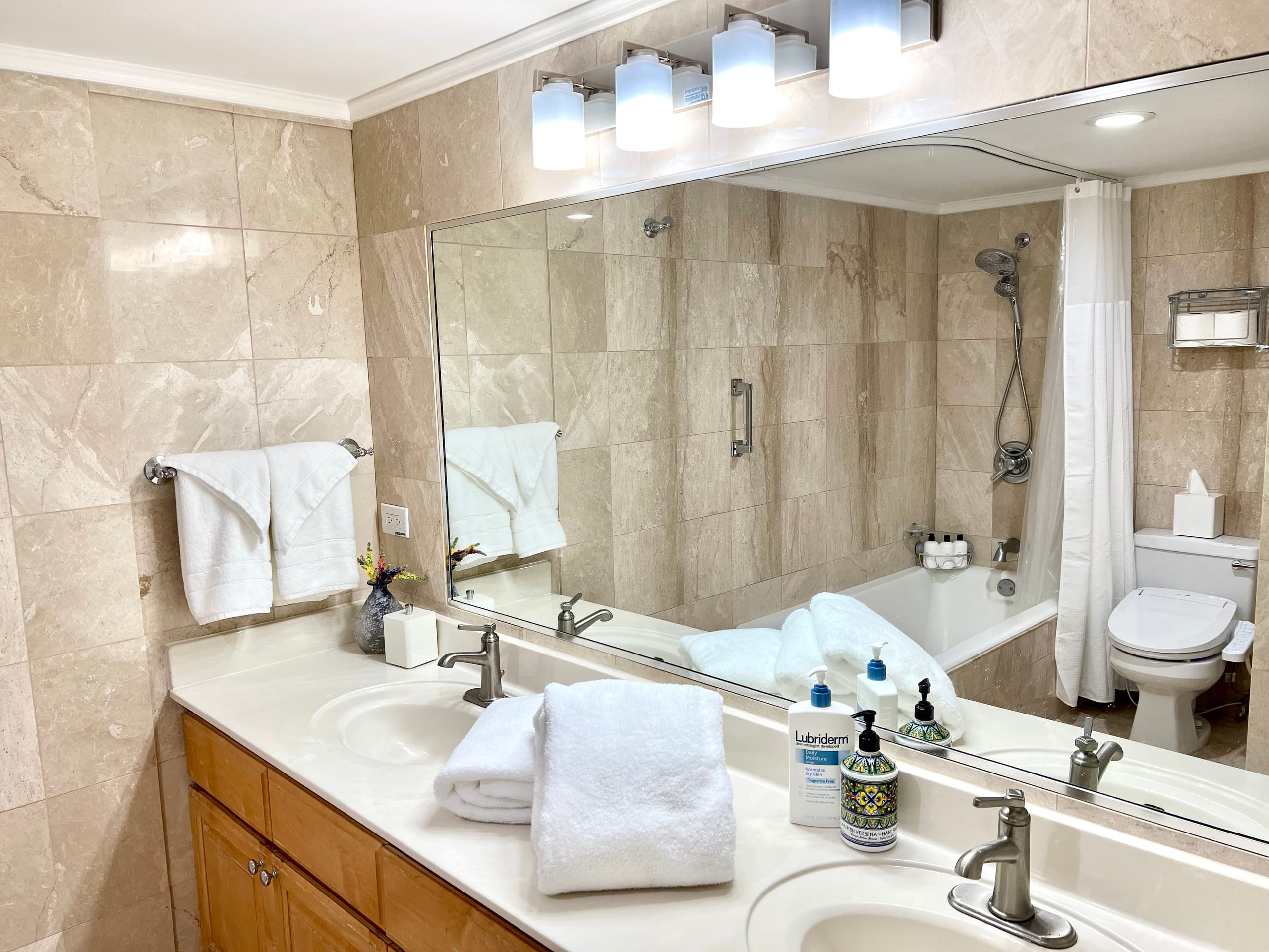 Condo in Honolulu · ★4.93 · 2 bedrooms · 4 beds · 2 baths - Image 13