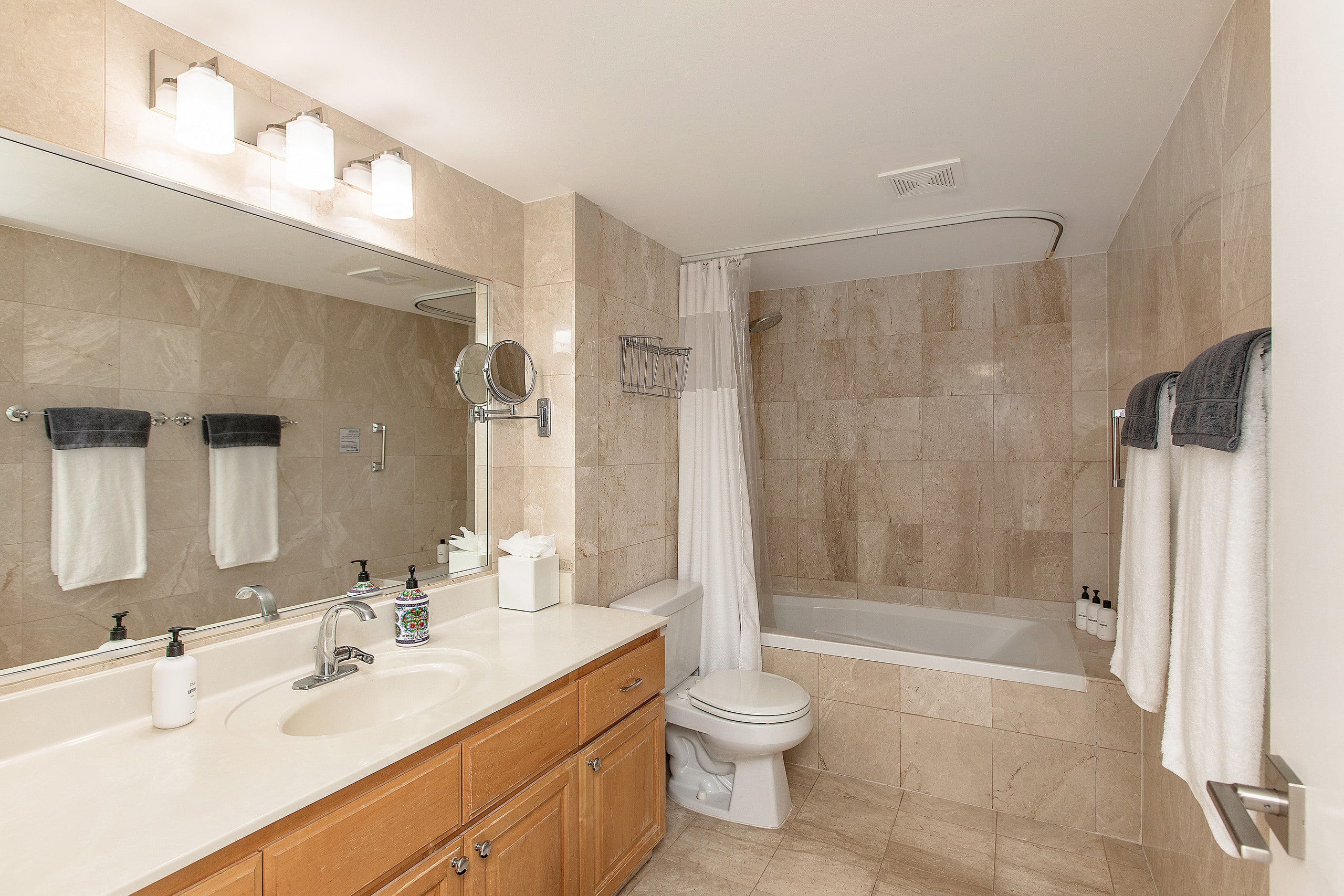 Condo in Honolulu · ★4.93 · 2 bedrooms · 4 beds · 2 baths - Image 11